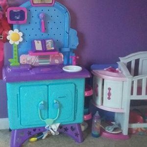 A Doc McStuffins doctor